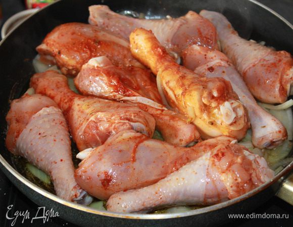 Лук  шалот почистить, помыть, нарезать дольками и пассировать на сковороде в разогретом оливковом масле до мягкости. Добавить к луку куриные голени, готовить 5-7 минут.