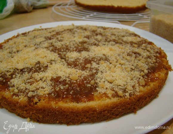 Сборка торта: корж поливаем 3-4 ст.л. карамели http://www.edimdoma.ru/retsepty/52537-solenyy-karamelnyy-sous-karamel и посыпаем 2-3 ст.л. орехов *****миндальное пралине сделать очень просто: очищенные орехи окунуть в густой сахарный сироп, достать, дать застыть, перемолоть в блендере**** 