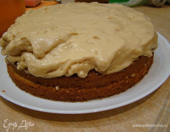 Накрываем вторым коржом, выкладываем половину крема-мусса