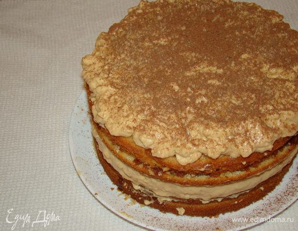 Повторяем эти же операции. Верх: мусс не надо разравнивать (сформируйте небольшие пики), посыпаем орехами и какао. Приятного аппетита!