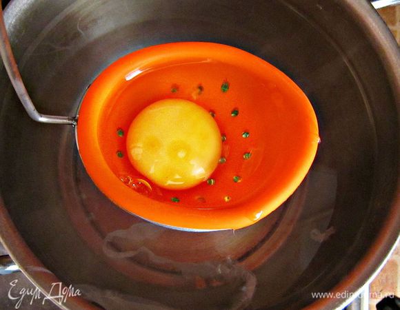 Тем временем в небольшой кастрюльке вскипятить воду (примерно 10-15 см воды) , добавить 1 ч л соли и 1 ст л столового уксуса. Уменьшить огонь до минимума. В центре кастрюльки создать воронкообразное движение и аккуратно влить яйцо (лучше предварительно разбить яйцо в миску и только потом аккуратно перелить в кастрюлю с кипящей водой).