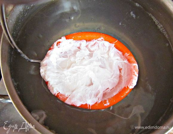 Варить 2- 3 мин. Можно воспользоваться  ложкой-шумовкой или, как у меня, специальной ложкой для варки яйца-пашот.