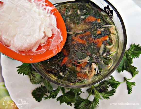 Суп разлить по тарелкам, положить по одному яйцу-пашот в каждую тарелку и добавить по-вкусу сметану. Угощайтесь!