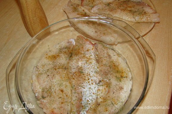 Тушку рыбы вдоль хребта разрезаем напополам; отделяем каждую от шкурки. Приправляем специями, заливаем вином (чтобы слегка покрывало рыбу), ставим в холодильник на ночь