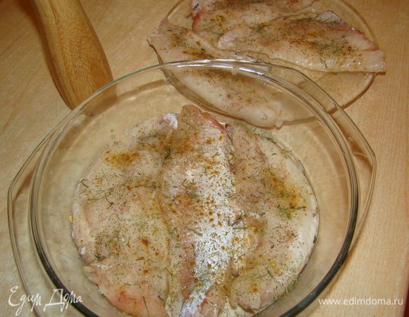 Тушку рыбы вдоль хребта разрезаем напополам; отделяем каждую от шкурки. Приправляем специями, заливаем вином (чтобы слегка покрывало рыбу), ставим в холодильник на ночь