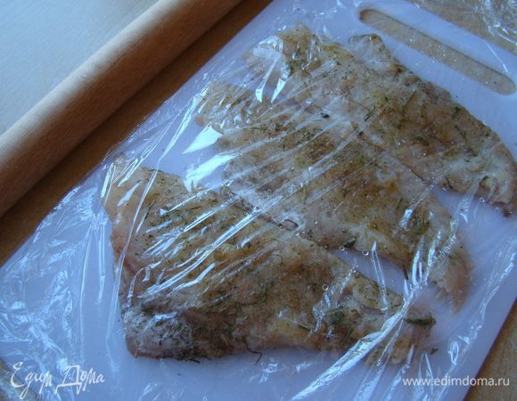 Накрываем пленкой, отбиваем филе