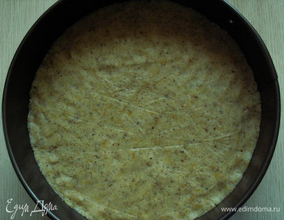  Форму выкладываем пекарской бумагой, раскатываем тесто (я раскатываю прямо в форме, используя стакан), бортики не формируем. Тесто ставим в разогретую на 170С духовку на 25-30 минут (у меня ушло 27). Затем тесту даем полностью остыть.