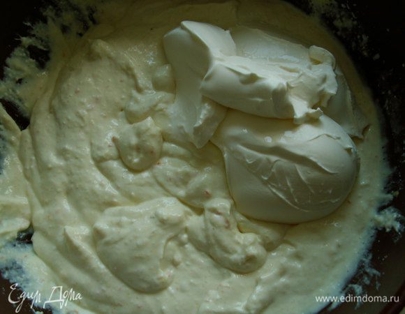  Апельсин измельчаем блендером, добавляем сахар, рикотту, сметану или сливки и все тщательно взбиваем до получения однородной шелковой структуры. Эта рикотта хорошо держит форму, поэтому желатин не нужен.