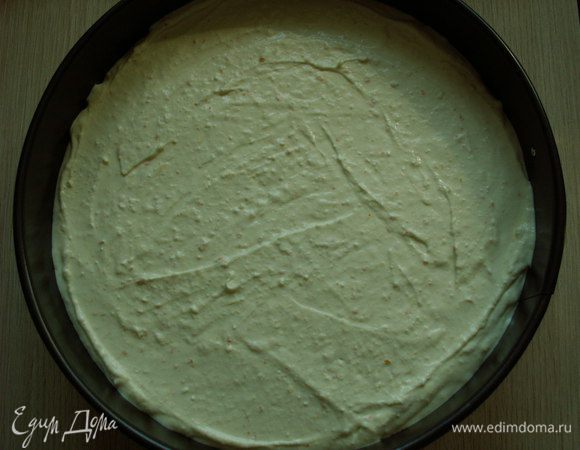  Выкладываем крем на остывший корж. Ставим в холодильник.