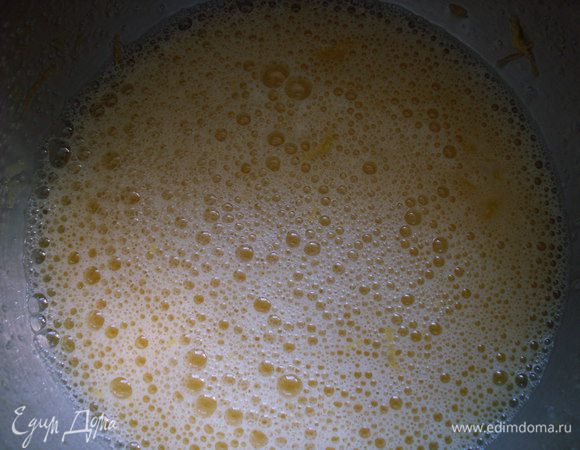  Готовим мусс. Сок и цедру лимонов,сахар и желтки взбиваем. Ставим на маленький огонь и варим до загустения, постоянно помешивая.