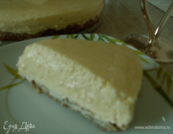  Утром достаем чизкейк из холодильника и вынимаем его из формы, проходя ножиком по окружности торта. Вот такой он получается в разрезе. BON APPETIT!