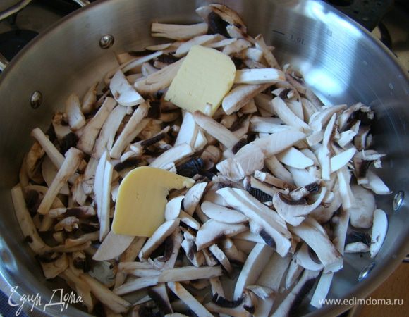 чистые грибы нарезаем полосками, бросаем на сухую горячую сковороду/сотейник, слегка подсаливаем, начинаем обжаривать, добавляя половину порции масла, 3-4 минуты