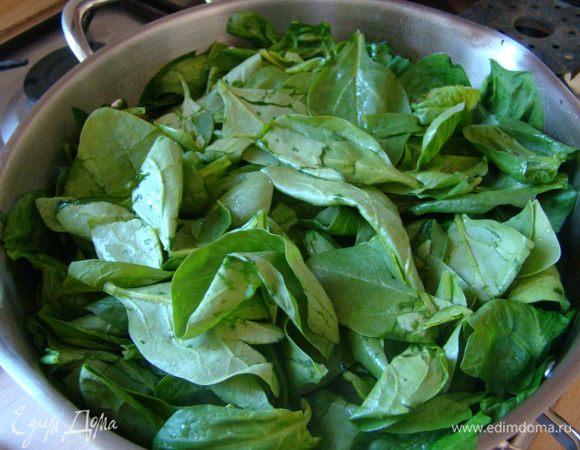 Листья шпината отделаем от стеблей, моем, даем воде стечь