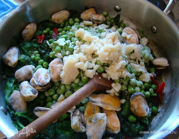 В масло тправляем все ингредиенты, начиная со шпината