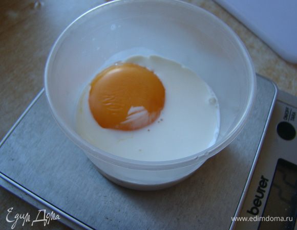 Желток смешиваем со сливками, выливаем в сотейник