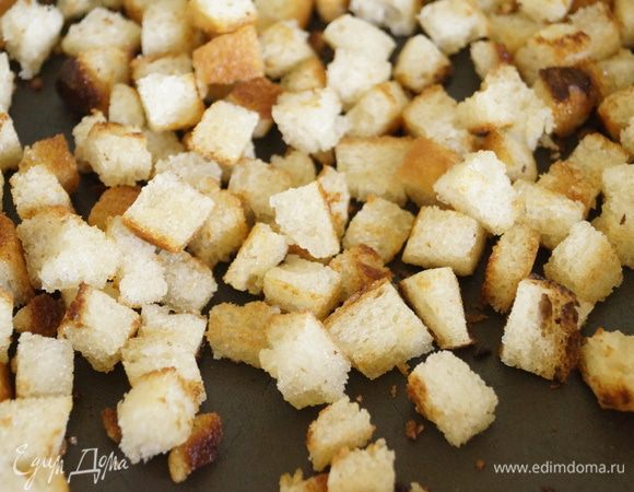 Батон нарезать небольшими кубиками и обжарить, на растительном масле, до золотистой корочки.