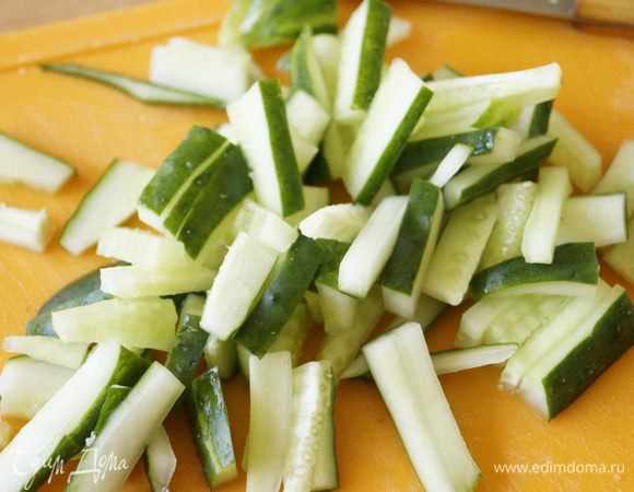 Нарезать тонкой соломкой огурцы
