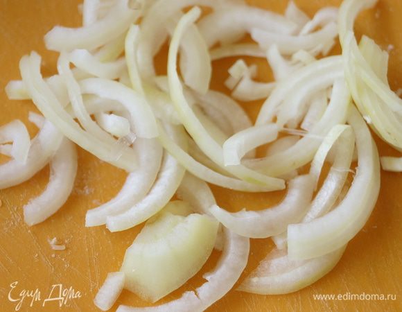 Режем полукольцами лук