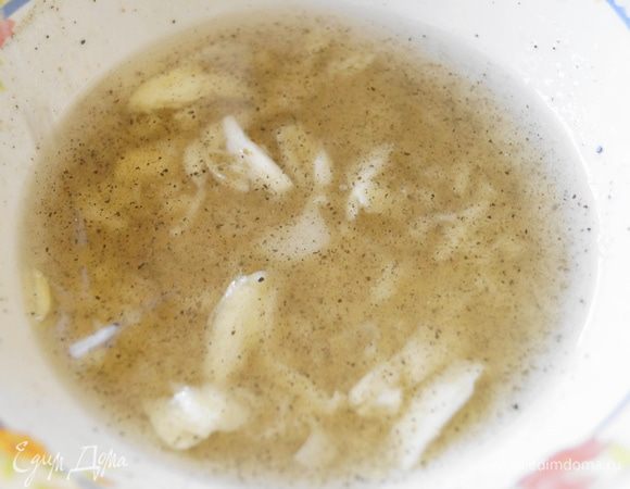 Для заправки: смешать растительное масло с уксусом, выдавить из чеснокодавилки чеснок, добавить соль, перец, перемешать