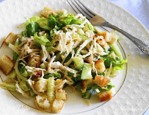 К зеленому салату добавить все ингредиенты, кроме сухариков, добавить заправку и перемешать. Сухарики добавляем непосредственно перед подачей. Приятного аппетита!!!