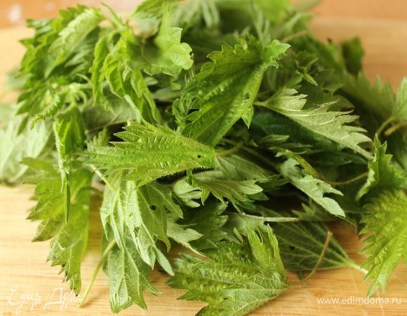 Зелень хорошо промыть и обсушить...
Крапиву...