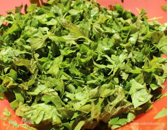 Зелень порубить и перемешать.