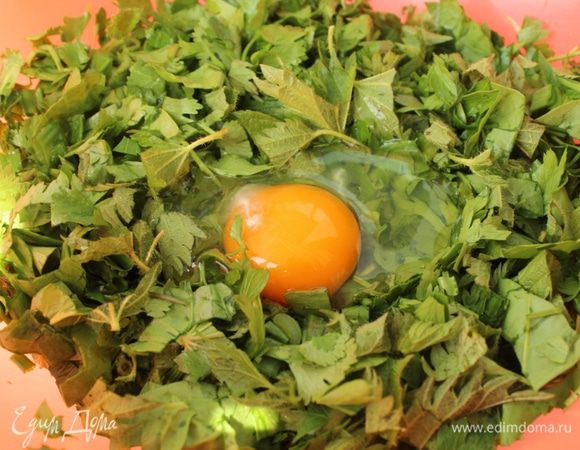 Добавить растопленное сливочное масло и яйцо, посолить и поперчить. Перемешать...