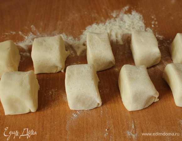 Замесить тесто. Хорошо вымесить и оставить его на 15-20 минут. Затем скатать жгут и разделить его на 10 равных частей.