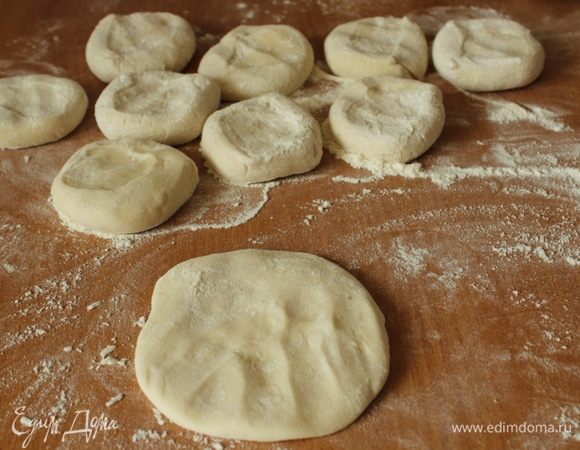 Каждый кусочек приплюснуть в лепешку.