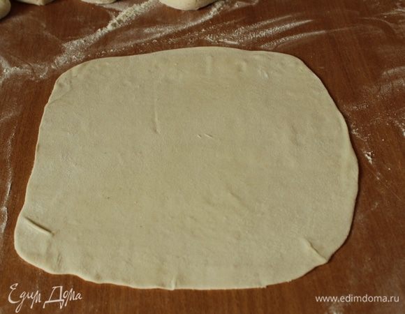 Раскатать максимально тонкий корж. он должен быть практически прозрачным.