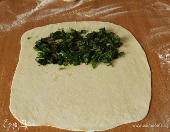 Выложить на корж начинку.