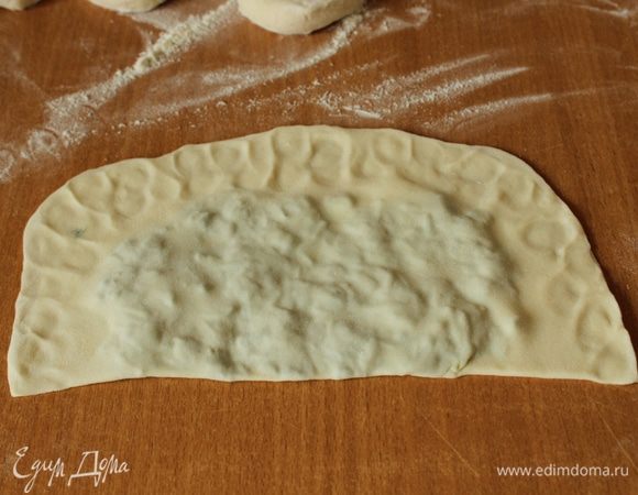 И сформироовать пирожок в виде полумесяца, плотно защипнув края...