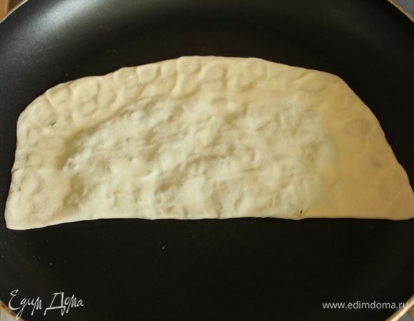 Жарить кутабы на сухой сковороде до румяной корочки...