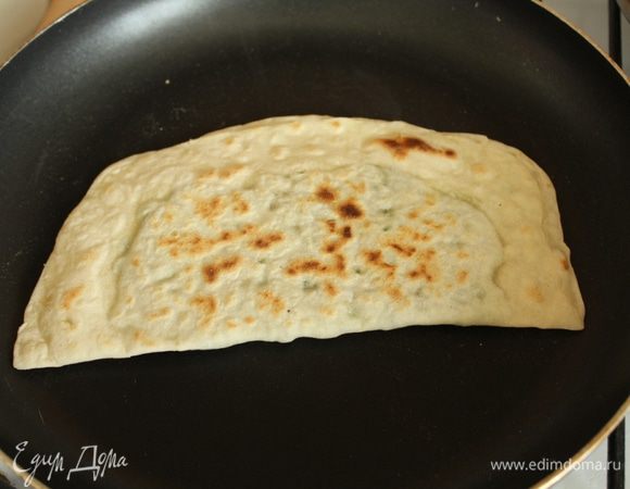 с обеих сторон.