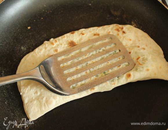 В этом случае я переворачиваю кутаб, на зажаренной стороне делаю несколько проколов деревянной шпажкой и обжариваю вторую сторону, прижав лопаткой...