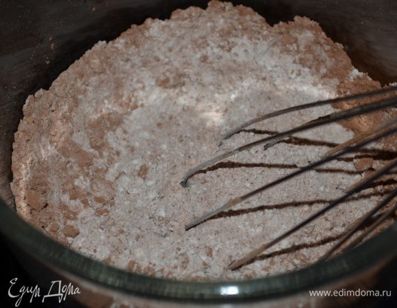 Поставить на разогрев вафельницу. Смешать сухие ингредиенты.