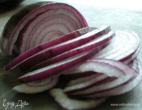 Луковицы очистить и нарезать полукольцами. 
