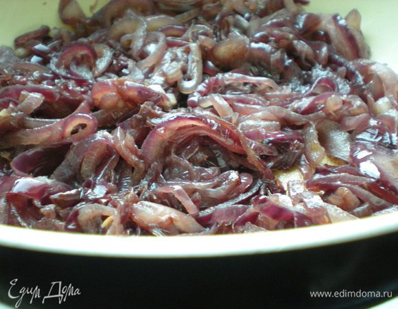 Слегка обжарить на 2 ст.л. оливкового масла.