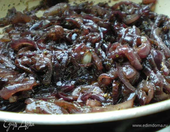 Посыпать лук прованскими травами, влить уксус, приправить солью, молотым перцем и сахаром и готовить 15 минут на слабом огне. Дать остыть. 