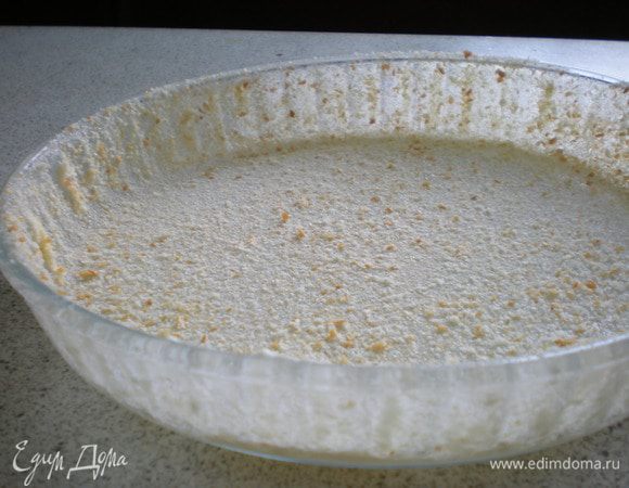 Подготовить форму. Смазать маслом и посыпать панировочными сухарями. 