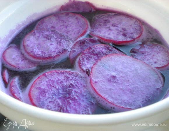 Редис нарезать кружочками и оставляем в соке красной капусты. 