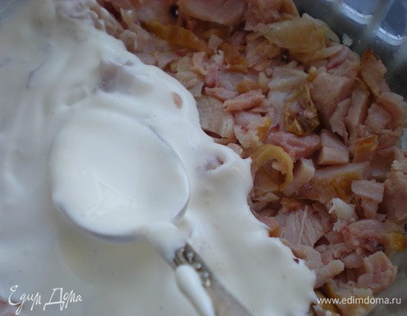 Курочку режим соломкой, заправляем соусом. 