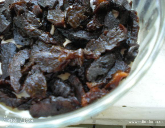 Так же поступаем и с черносливом, заправляем соусом. 