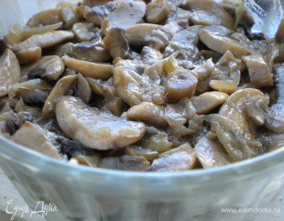 Грибы пожарить с луком на оливковом масле. Выложить поверх чернослива и заправить соусом.  