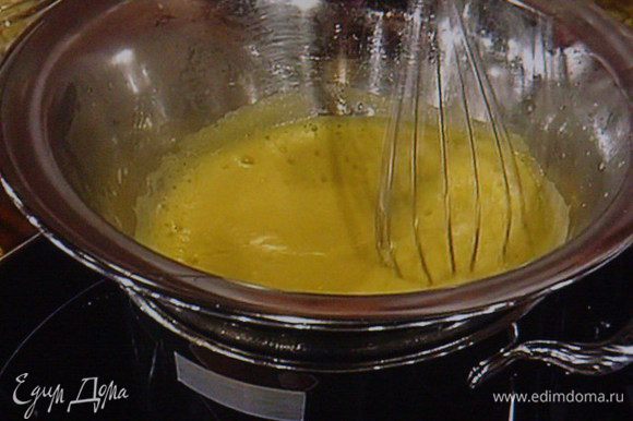 для соуса на водяной бане смешать желтки с уксусм и солью, довавлять растопленное масло тонкой струйкой, постоянно взбивая, пока соус не загустеет, поперчить.