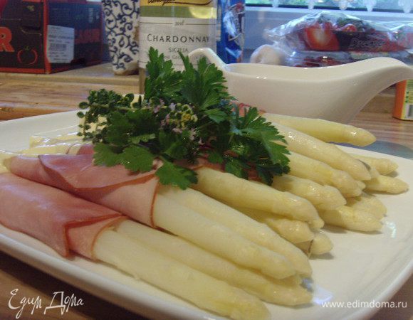 по 2 стючка спаржи завернуть в  листик ветчины рулетиком и подавать с тёплым соусом. Приятного аппетита !!