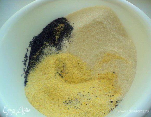 Смешать кукурузную муку мак и сахар.