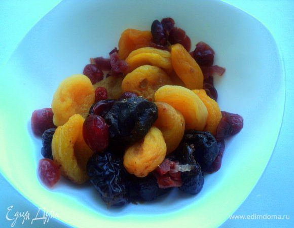 Сухофрукты залить горячей водой на 10 мин, затем воду слить и порезать курагу и чернослив кусочками.