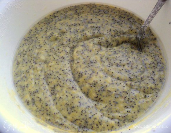 К кукурузно-маковой смеси добавить растительное масло и просеянную муку с разрыхлителем, перемешать.