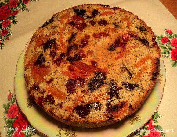 Пирог остудить. Верх можно залить помадкой или  посыпать сахарной пудрой. Я просто перевернула пирог, низ оказался очень живописный!